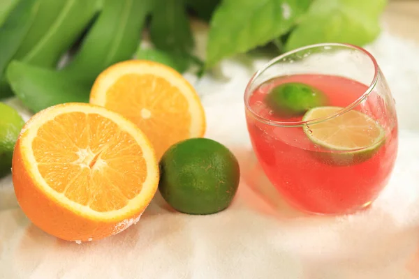 Sommaren Sammansättning Lemonad Och Mogna Lime Och Apelsiner Sanden Monstera — Stockfoto