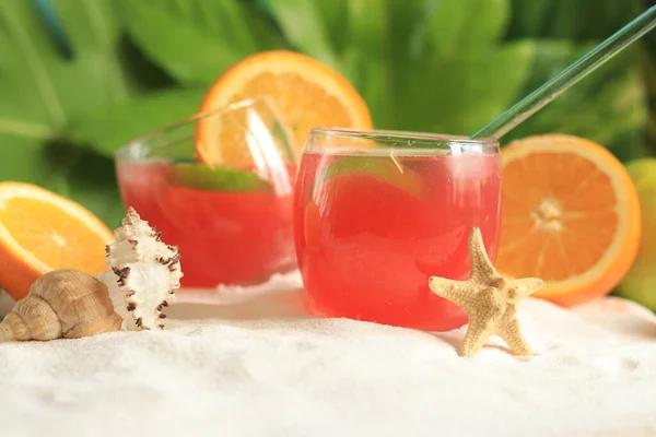 Due Cocktail Con Tonico Succo Lime Due Bicchieri Sulla Sabbia — Foto Stock