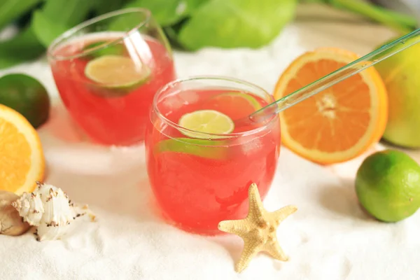 Due Cocktail Con Tonico Succo Lime Due Bicchieri Sulla Sabbia — Foto Stock