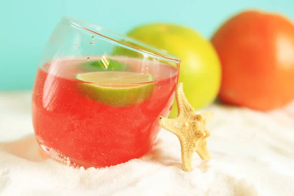 Pinkfarbener Cocktail Sand Sommerurlaub Kurkonzept Erfrischungsgetränk Strand Seesterne Neben Dem — Stockfoto