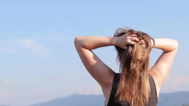 Дівчинка Туристка Випрямляє Волосся Гарячий Сонячний День Дівчина Проти Блакитного — стокове відео