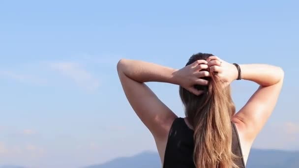 관광객 그녀의 뜨거운 하늘을 자연에 여자는 신선한 밴드의 주름이있는 머리카락 — 비디오