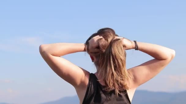 관광객 그녀의 뜨거운 하늘을 자연에 여자는 신선한 밴드의 주름이있는 머리카락 — 비디오