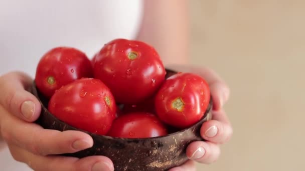 여자의 그릇에 소박한 토마토를 유기농 정원에서 토마토를 신선한 토마토를 클로즈업 — 비디오