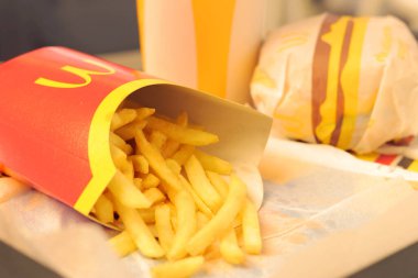 Kyiv, Ukrayna - 28 Ağustos 2023: McDonald 's' dan fast food. Patates kızartması, duble çizburger ve kola, seçici odaklanma.