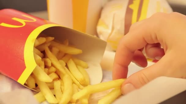 Κίεβο Ουκρανία Αυγούστου 2023 Fast Food Mcdonald Χέρια Της Κοντινής — Αρχείο Βίντεο
