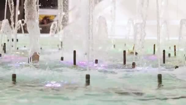 Brunnen Einkaufszentrum Wasserstrahlen Aus Nächster Nähe — Stockvideo