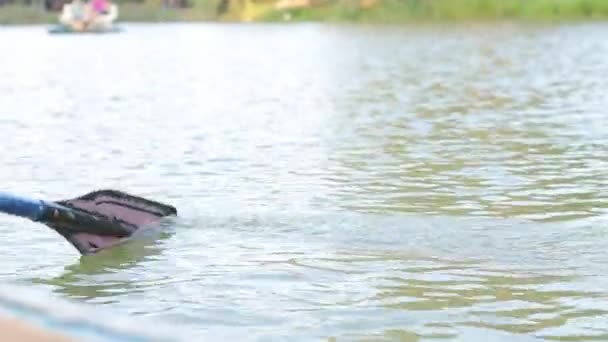 川でボートに乗る オールとロウ パドルは水に下げられ 閉じ込められています 湖や川での夏のボート旅行 オールドパドル — ストック動画