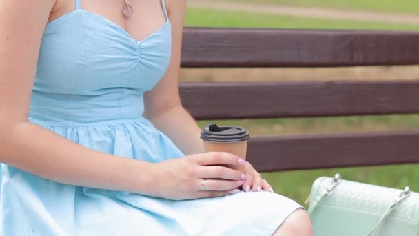 Uma Rapariga Vestido Azul Bebe Café Parque Copo Artesanato Com — Vídeo de Stock