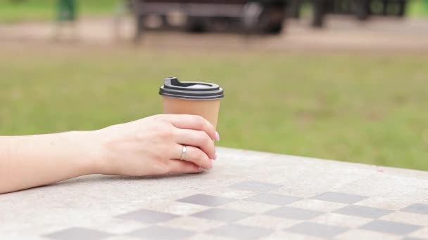 Mão Uma Mulher Toma Uma Chávena Café Artesanal Uma Mesa — Vídeo de Stock