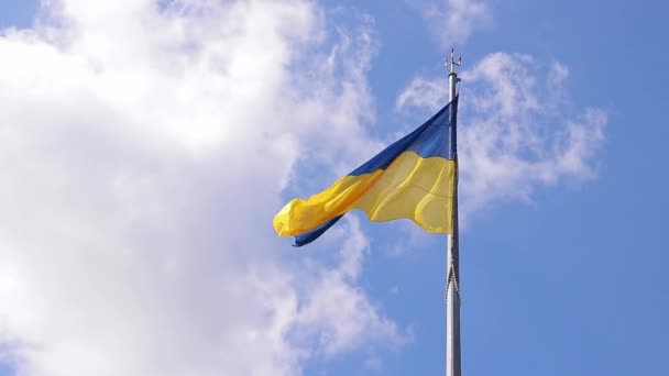 Vlag Van Oekraïne Een Achtergrond Van Blauwe Lucht Witte Wolken — Stockvideo