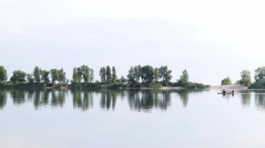 Nehir manzaralı ve karşı kıyıda. Cherkasy 'deki Dinyeper. Yaz mevsimi, su kenarında dinlen. Nehirli güzel bir manzara. Sıkıştırma