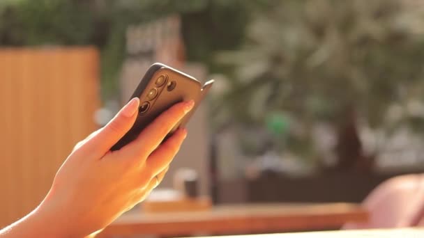 Gadget Dívka Chytrým Telefonem Rukou Rozmazaném Pozadí Kavárny Ženský Ruce — Stock video