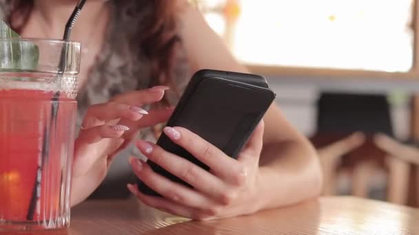 Gadget Kafede Elinde Telefon Olan Bir Kız Akıllı Bir Davada — Stok video