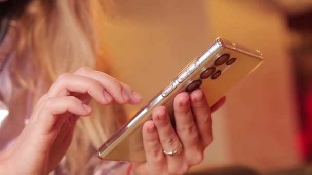 Handen Met Telefoon Close Restaurant Cafe Vrouwelijke Handen Met Smartphone — Stockvideo