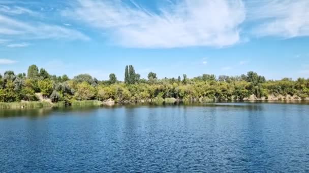 采石场上的湖 美丽的夏季风景 湖水色彩艳丽 底色自然 — 图库视频影像