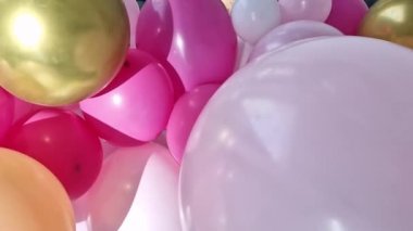 Mağaza açılışı ya da başka bir etkinlik için balonlar. Girişin yanında güzel renkli şişme balonlar var. Tatil atmosferi. Müşteri çekmek için dekorasyon. Olumlu. Bayramın dikey videosu