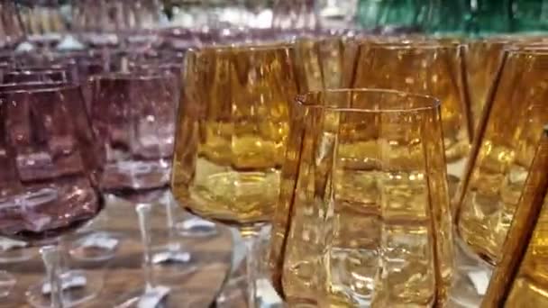 Drinkglazen Koop Een Winkelcentrum Nieuwe Glanzende Glazen Van Verschillende Kleuren — Stockvideo