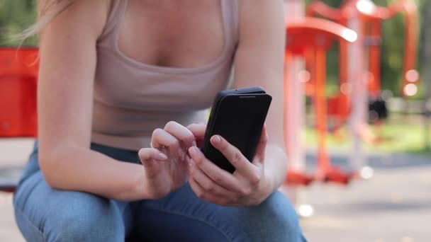 Mains Féminines Avec Smartphone Gros Plan Communication Ligne Achats Ligne — Video