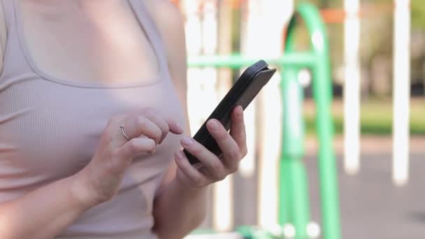 Akıllı Telefonlu Bir Kadın Eli Yakın Plan Çevrimiçi Iletişim Online — Stok video