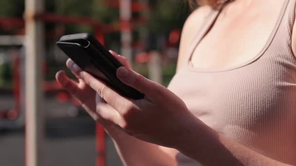 Mains Féminines Avec Smartphone Gros Plan Communication Ligne Achats Ligne — Video