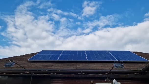 建筑物屋顶上的太阳能电池板 替代传统能源 太阳能电池板对着天空 从太阳能电池充电 绿色能源 — 图库视频影像