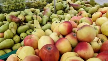 Süpermarkette taze meyve yerleşimi. Markette plastik kutularda meyveler, indirim. Satılık elmalar, şeftaliler ve armutlar, pürüzsüz kamera hareketi, yakın çekim
