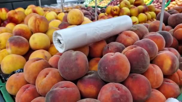 Friss Gyümölcsök Elrendezése Egy Szupermarketben Gyümölcsök Műanyag Dobozokban Egy Boltban — Stock videók