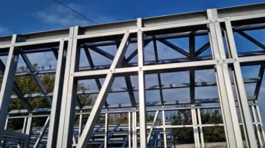 Hafif çelik, ince duvarlı yapılar. Depolar, garajlar ya da evler için çerçeveler. Gökyüzüne karşı inşaat için çelik çerçevenin yapısı