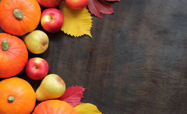Jesienny Tło Dojrzały Dynia Jabłko Gruszka Koncepcja Jesiennych Zbiorów Ciemnym — Zdjęcie stockowe