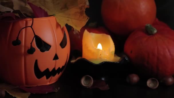 Wesołego Halloween Świeca Oświetla Kompozycję Halloween Plastikowe Wiadro Dynią Złym — Wideo stockowe