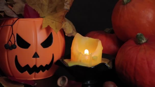 Feliz Halloween Una Vela Ilumina Una Composición Para Halloween Cubo — Vídeo de stock