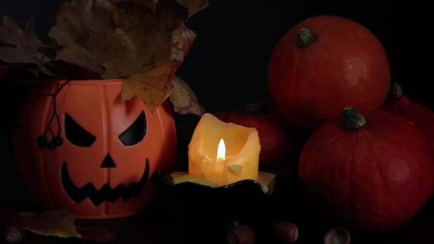 Wesołego Halloween Świeca Oświetla Kompozycję Halloween Plastikowe Wiadro Dynią Złym — Wideo stockowe