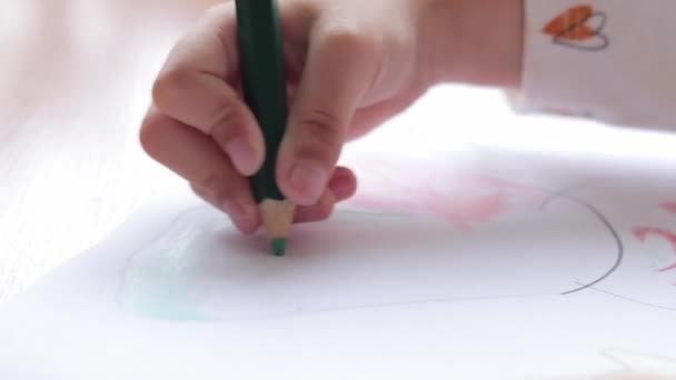 Ένα Παιδί Ζωγραφίζει Χρωματιστά Μολύβια Ένα Άλμπουμ Παιδική Δημιουργικότητα Μάθηση — Αρχείο Βίντεο
