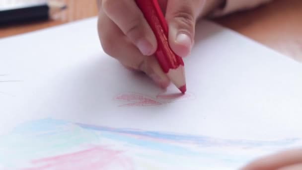 Egy Gyerek Színes Ceruzával Rajzol Egy Albumban Gyermekek Kreativitása Tanulás — Stock videók