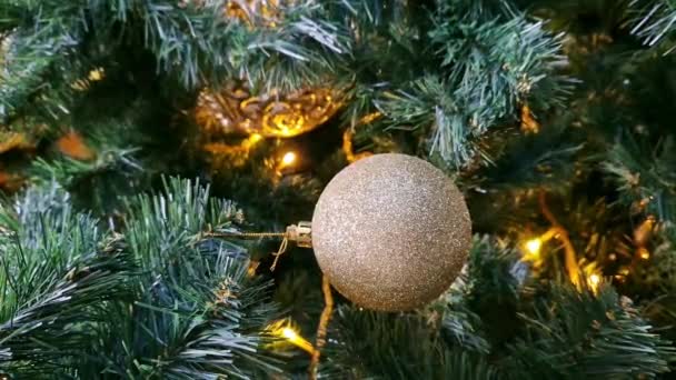 Gouden Kerstboom Speelgoed Kerstbal Close Van Een Deel Van Een — Stockvideo