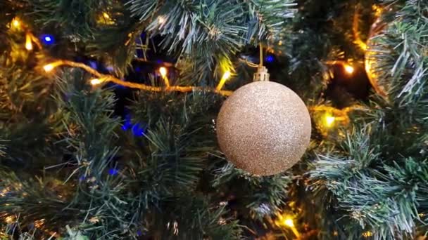 黄金圣诞树玩具 圣诞球 特写部分的圣诞树装饰 蓝色的花环 圣诞树 — 图库视频影像