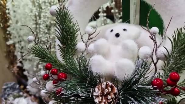 新年の装飾は おもちゃの白クマで羽織っています クリスマスツリーの装飾のクローズアップ スーパーマーケットで新年の装飾品を販売 休日のための準備 — ストック動画