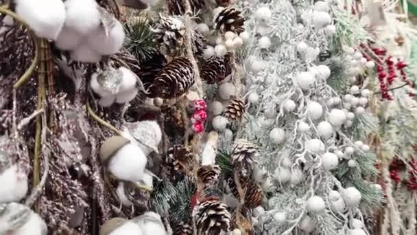 Decoração Ano Novo Ramos Artificiais Com Bolas Brancas Bagas Cones — Vídeo de Stock