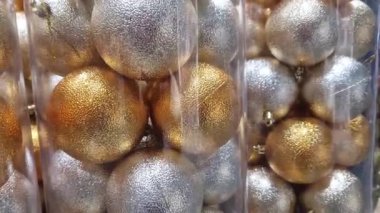 Yılbaşı süsleri, Noel ağacı altınları ve gümüş toplar paketlerde. Bir süpermarkette yılbaşı dekorunun satışı. Noel ağacı süslemeleri. Oyuncaklar