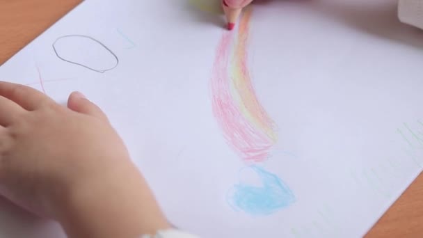 プリスクーラーはアルバムの色鉛筆で描かれている 鉛筆のクローズアップ 選択的な焦点を有する子供の手 女の子は虹を描く — ストック動画