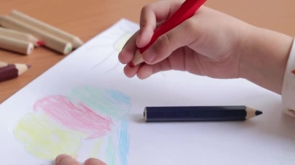 プリスクーラーはアルバムの色鉛筆で描かれている 鉛筆のクローズアップ 選択的な焦点を有する子供の手 女の子は虹を描く — ストック動画