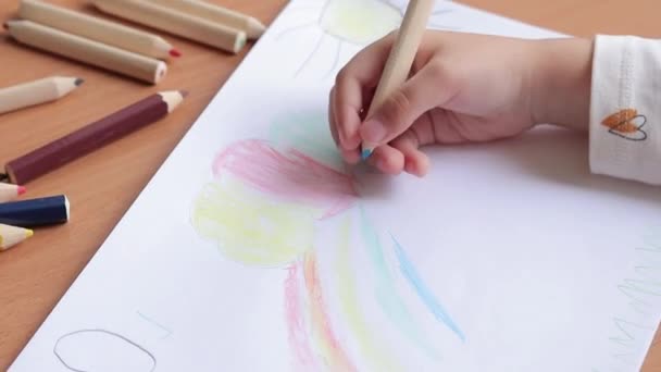 Przedszkolak Rysuje Kolorowymi Ołówkami Albumie Ręka Dziecka Zbliżeniem Ołówka Wybiórcza — Wideo stockowe