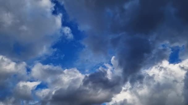 Burzliwe Niebo Przed Deszczem Jesienne Zachmurzone Niebo Ciemnoszare Białe Chmury — Wideo stockowe