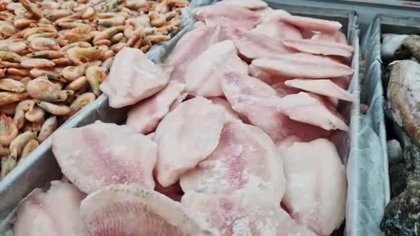 Tilapia Filet Bevroren Vis Verkopen Een Supermarkt Zeevruchten Vis Sectie — Stockvideo