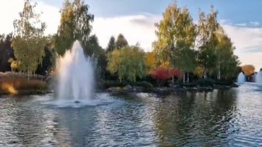 Göldeki çeşme, akşamları park et. Sonbahar manzarası. Sonbaharda park et, nehir manzaralı.