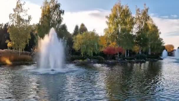Fontaine Dans Lac Parc Soirée Paysage Automne Parc Automne Vue — Video