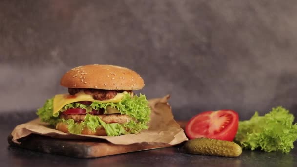 Dublu Cheeseburger Legume Fundal Gri Burgerul Gustos Suculent Aproape Placă — Videoclip de stoc