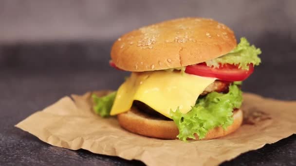 Dublă Cheeseburger Fundal Gri Burger Gustos Suculent Hârtie Artizanală Vedere — Videoclip de stoc