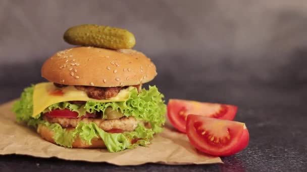 Cheeseburger Duplo Fundo Cinza Hambúrguer Saboroso Suculento Papel Artesanal Vista — Vídeo de Stock